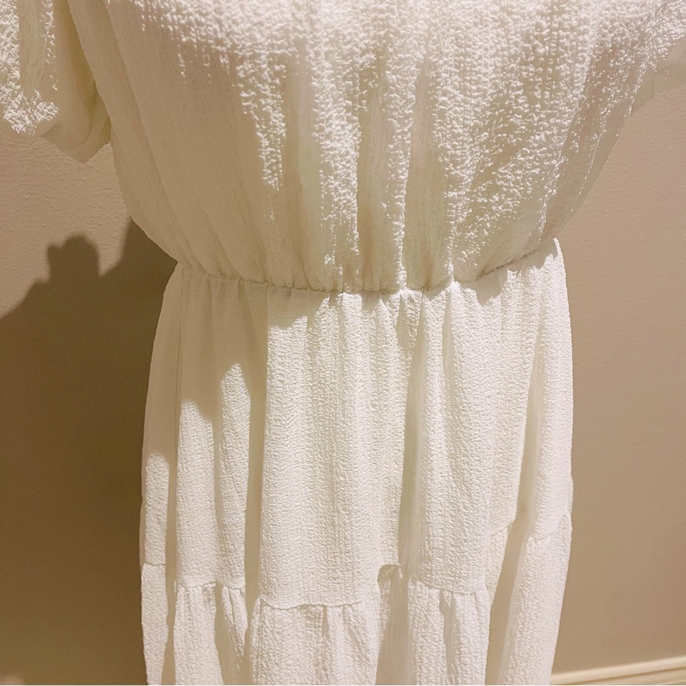 🌹 ASTR White Dress with Puffy Sleeves - Picture 5 of 9